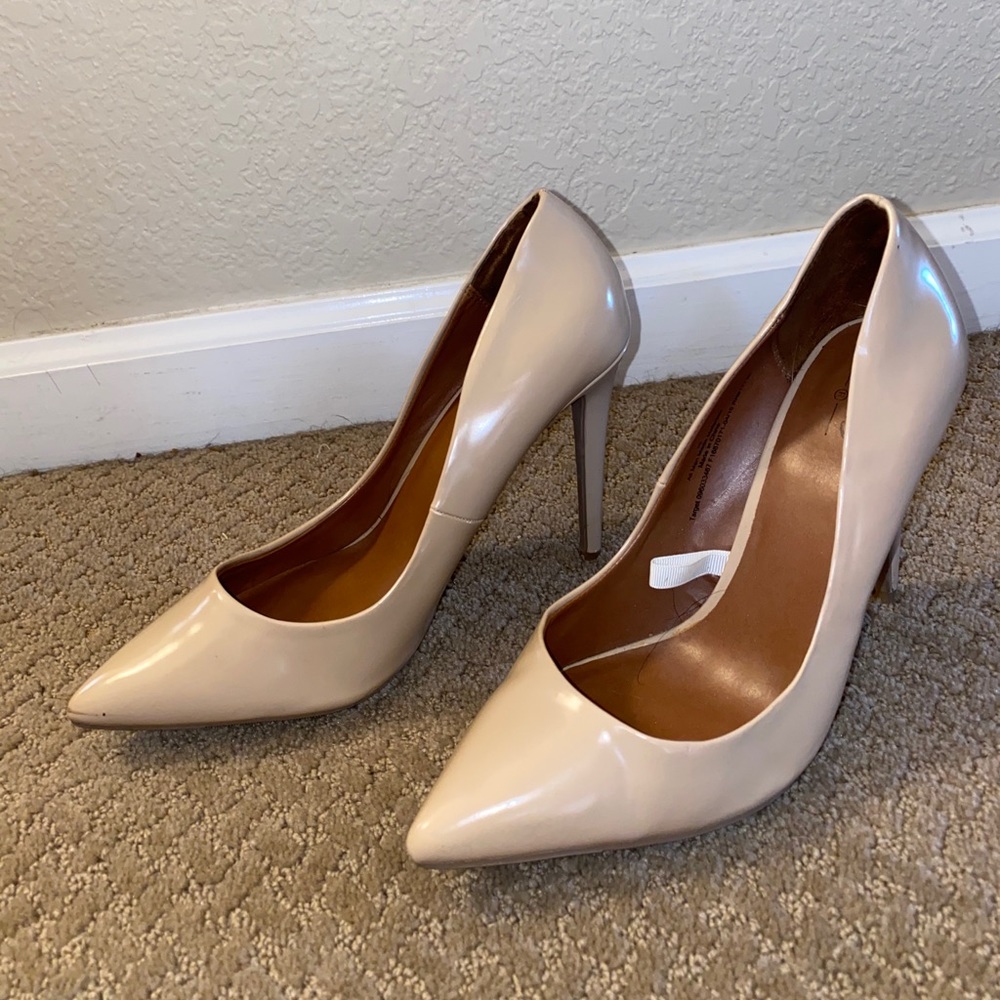 Nude pumps